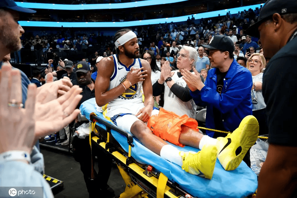 早日康复！勇士官方：穆迪成功接受左膝髌腱修复手术